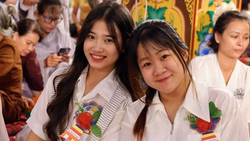 8-phat-tu-tre-ve-bao-thap-mandala-tay-thien-du-le-6679.jpg