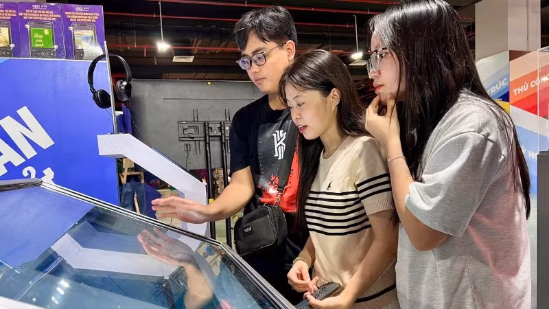 Bạn đọc trẻ trải nghiệm sách điện tử tại Triển lãm Thành tựu đất nước "80 năm Hành trình Độc lập-Tự do-Hạnh phúc".