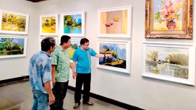 Họa sĩ Quỳnh Thơm (bên phải) trực tiếp chia sẻ về tác phẩm tại không gian triển lãm.