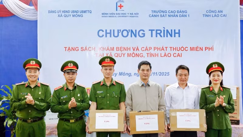 Ban Giám hiệu Trường Cao đẳng Cảnh sát nhân dân I tặng quà cho bà con nhân dân xã Quy Mông, tỉnh Lào Cai.