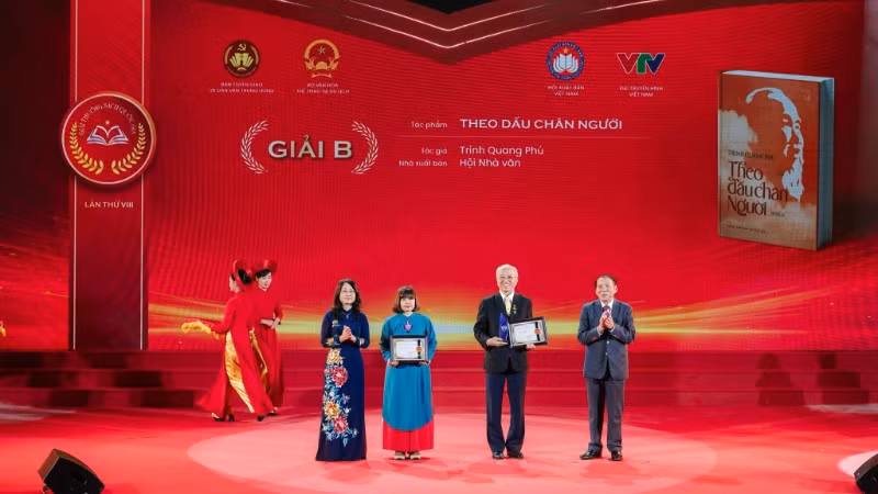 Đại diện Nhà xuất bản Hội Nhà văn và Giáo sư Trình Quang Phú nhận giải B Giải thưởng Sách Quốc gia.
