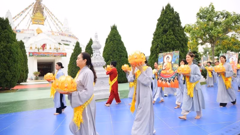 phat-tu-dang-hoa-sen-hinh-phat-dan-sinh-vi-nhieu-bao-thap-trong-ngay-dai-le-9135.jpg