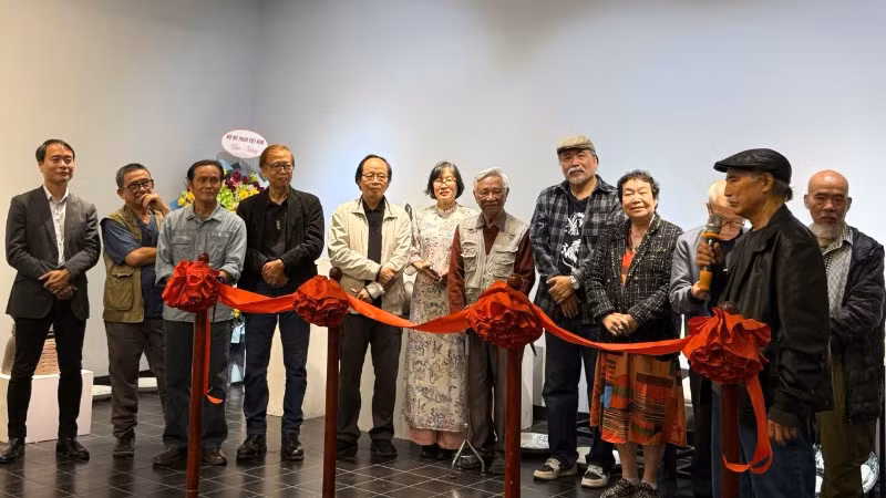 Các nghệ sĩ phát biểu cảm nghĩ tại triển lãm chung.