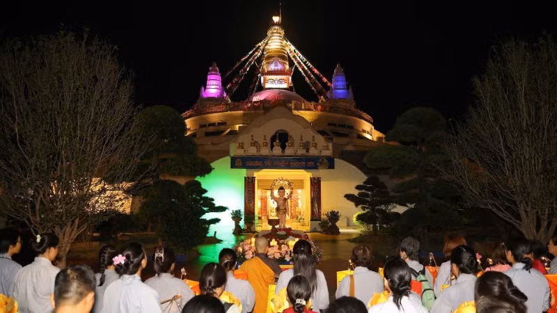 dai-bao-thap-mandala-trong-dem-ram-thang-tu-ngay-phat-dan-4522.jpg