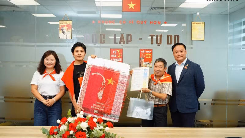 Chân dung Bác Hồ do Nghệ nhân nhân dân Nguyễn Văn Trung thực hiện.