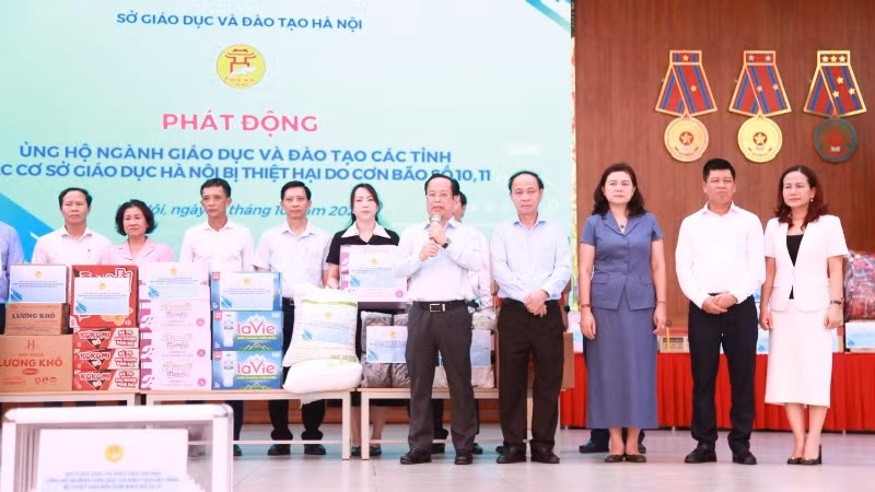 Đồng chí Trần Thế Cương, Thành ủy viên, Giám đốc Sở Giáo dục và Đào tạo Hà Nội xúc động chia sẻ tại lễ phát động.