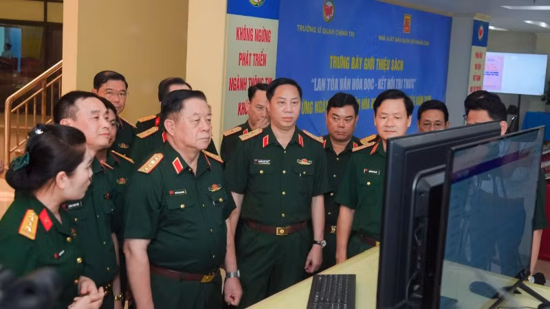 Đại tướng Nguyễn Trọng Nghĩa tham quan khu vực trưng bày sách và chuyển đổi số tại sự kiện.