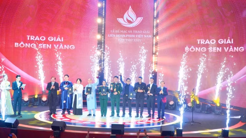 Đại diện Điện ảnh Quân đội nhân dân cùng một số đơn vị vinh dự nhận giải Bông sen vàng tại Liên hoan phim Việt Nam lần thứ 24.