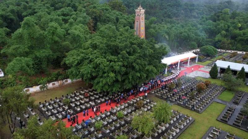 Một cảnh trong phim tài liệu "Nối mạch nghĩa tình".
