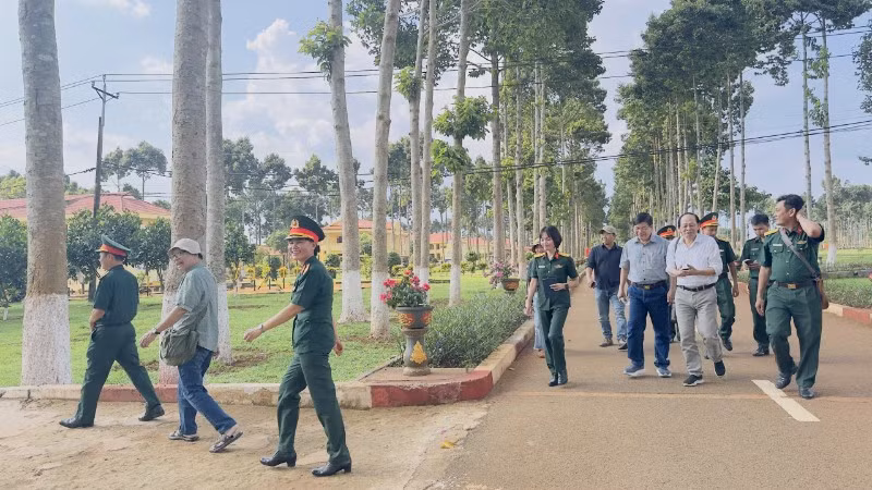 Các văn nghệ sĩ tham gia chuyến đi thực tế tại Sư đoàn 302 (Quân khu 7).
