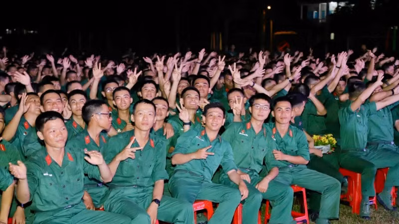Cán bộ, chiến sĩ Trung đoàn 4 vui tươi, phấn khởi trong đêm giao lưu văn nghệ.