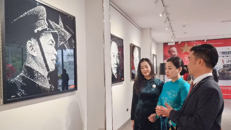 Triển lãm tranh chân dung các vị lãnh tụ của đất nước qua các thời kỳ từng thu hút sự quan tâm của đông đảo công chúng.