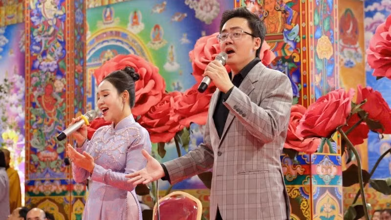 6-nghe-si-phat-bieu-dien-trong-le-vu-lan-bong-hong-cai-ao-6952.jpg