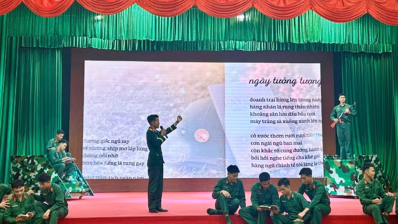 Trình diễn thơ được những người lính thể hiện đầy sâu sắc và xúc động.