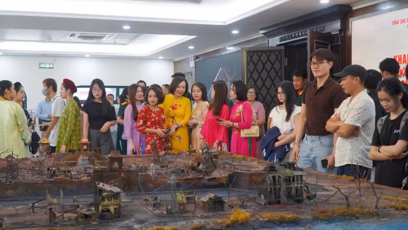 13nhieu-khan-gia-tre-tuoi-thich-thu-khi-duoc-tham-du-trien-lam-anh-mua-do-5534.jpg