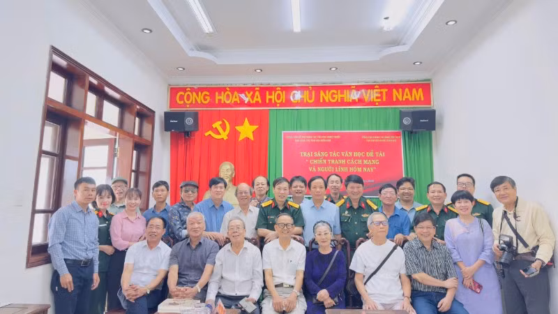 Các văn nghệ sĩ tham gia trại sáng tác văn học của Tạp chí Văn nghệ Quân đội.