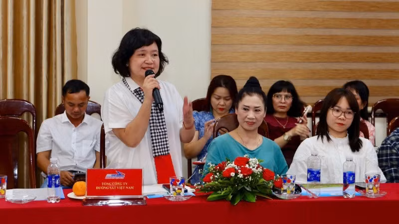 Tiến sĩ Giáo dục, nhà thơ Nguyễn Thụy Anh chia sẻ tại cuộc tọa đàm với ngành đường sắt.