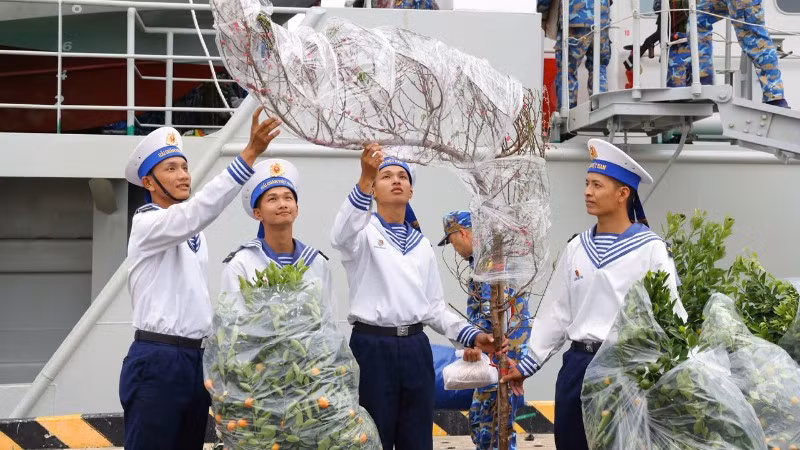 Những người lính trẻ bên đào và quất xuân đón Tết Bính Ngọ 2026.