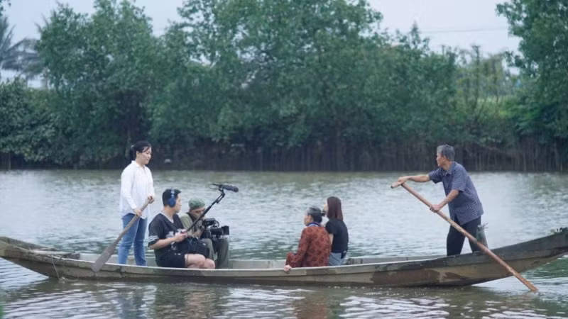 Hình ảnh trong quá trình thực hiện phim tài liệu "Chuyến tàu Hòa Bình".