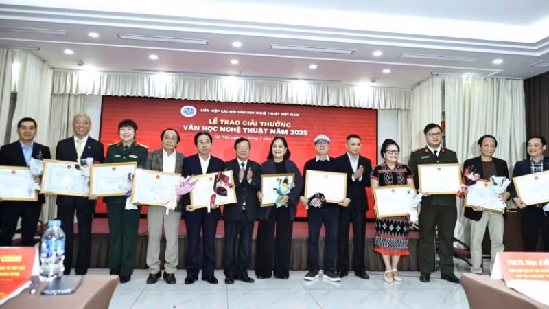 Trao giải cho các tác giả có tác phẩm xuất sắc của 10 Hội Văn học nghệ thuật chuyên ngành Trung ương.