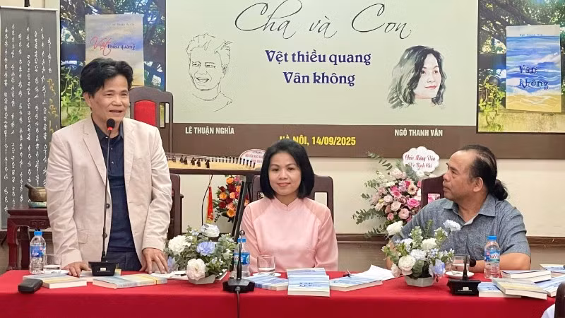 Hai tác giả (bên trái) tại buổi giao lưu và ra mắt sách.