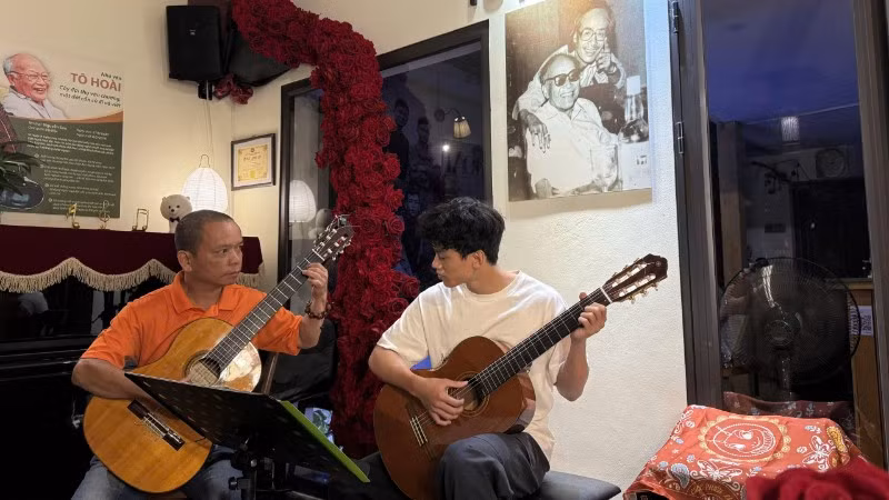 Nghệ sĩ Trang Công Vinh (bên trái) cùng học viên.
