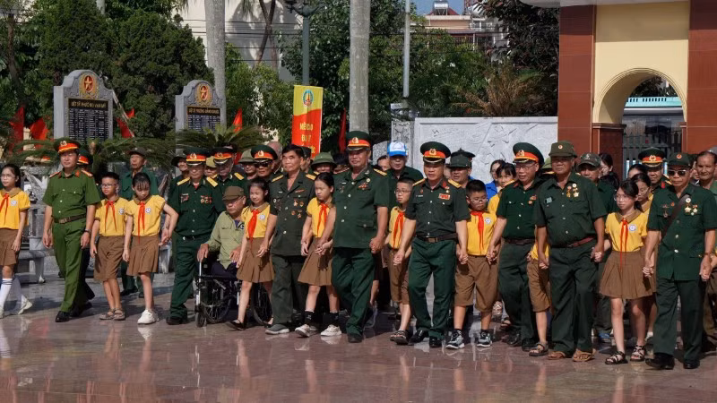 Hình ảnh trong phim tài liệu "Trên mặt trận mới".