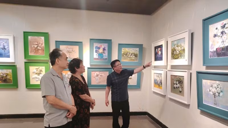 Họa sĩ Quỳnh Thơm giới thiệu tới các họa sĩ tác phẩm tại triển lãm "Sắc quê 7".