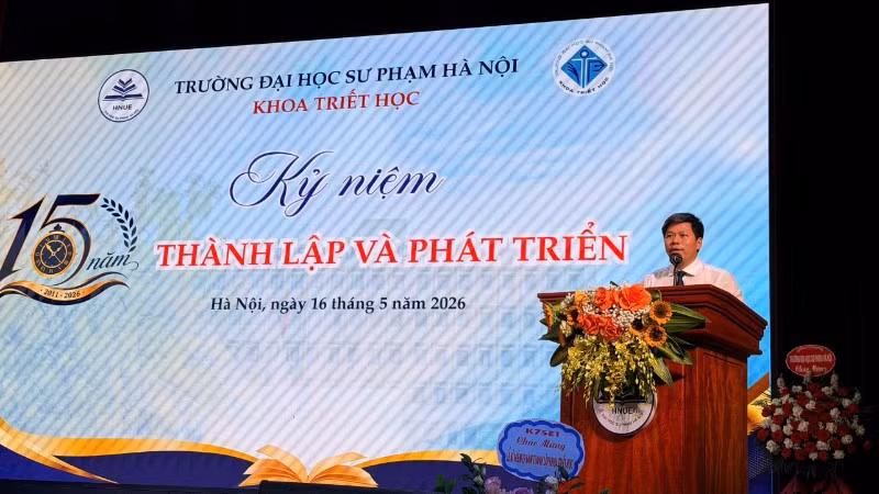 Phó Giáo sư, Tiến sĩ Kiều Văn Hoan, Phó Bí thư Đảng ủy, Phó Hiệu trưởng Trường đại học Sư phạm Hà Nội phát biểu tại Lễ kỷ niệm.
