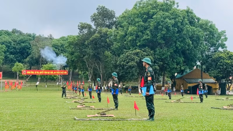 Các văn nghệ sĩ được Quân đoàn 12 tạo điều kiện tốt nhất trong chuyến đi thực tế.