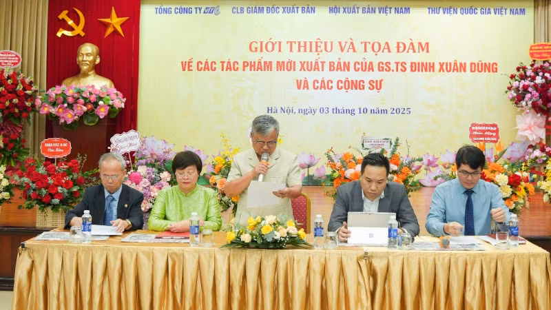 Buổi tọa đàm đã giới thiệu nhiều tác phẩm công phu của Giáo sư, Tiến sĩ Đinh Xuân Dũng và các cộng sự.