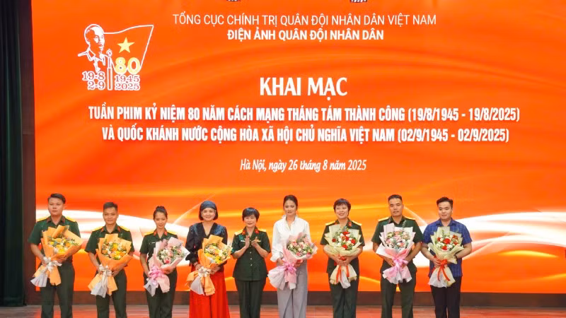 Đại diện Ban tổ chức tặng hoa cho đại diện các đơn vị có phim tham gia Tuần phim.