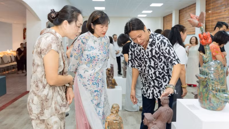 Triển lãm "Ngôn ngữ của đất" đang thu hút đông đảo nghệ sĩ và công chúng.