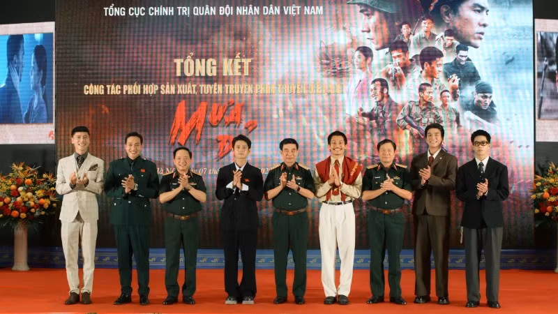 Đại tướng Phan Văn Giang cùng các đại biểu chúc mừng đội ngũ diễn viên trẻ trong phim "Mưa đỏ".