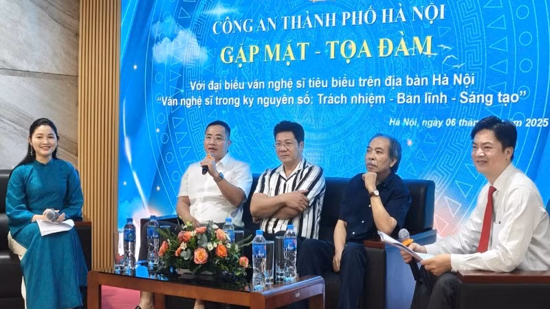 Đại tá Nguyễn Thành Long - Phó Giám đốc Công an Thành phố Hà Nội (thứ hai từ trái qua) chia sẻ tại buổi gặp mặt, tọa đàm.