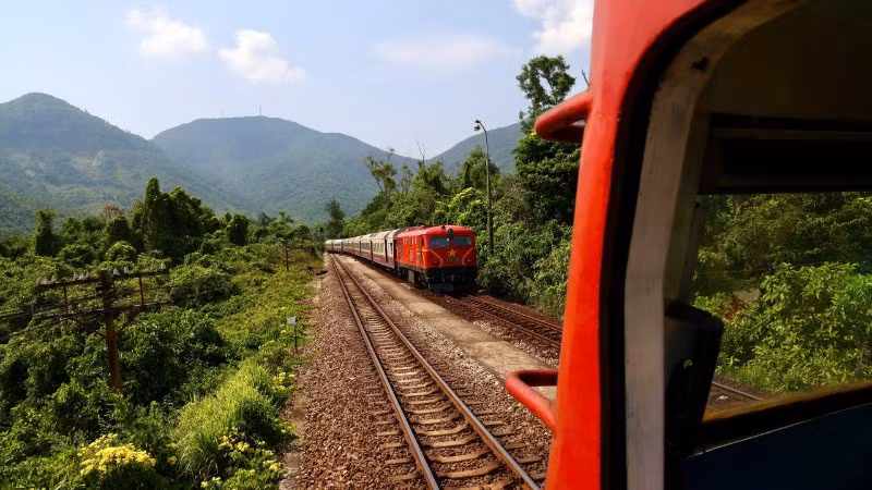 Những chuyến tàu qua miền trung nắng gió.