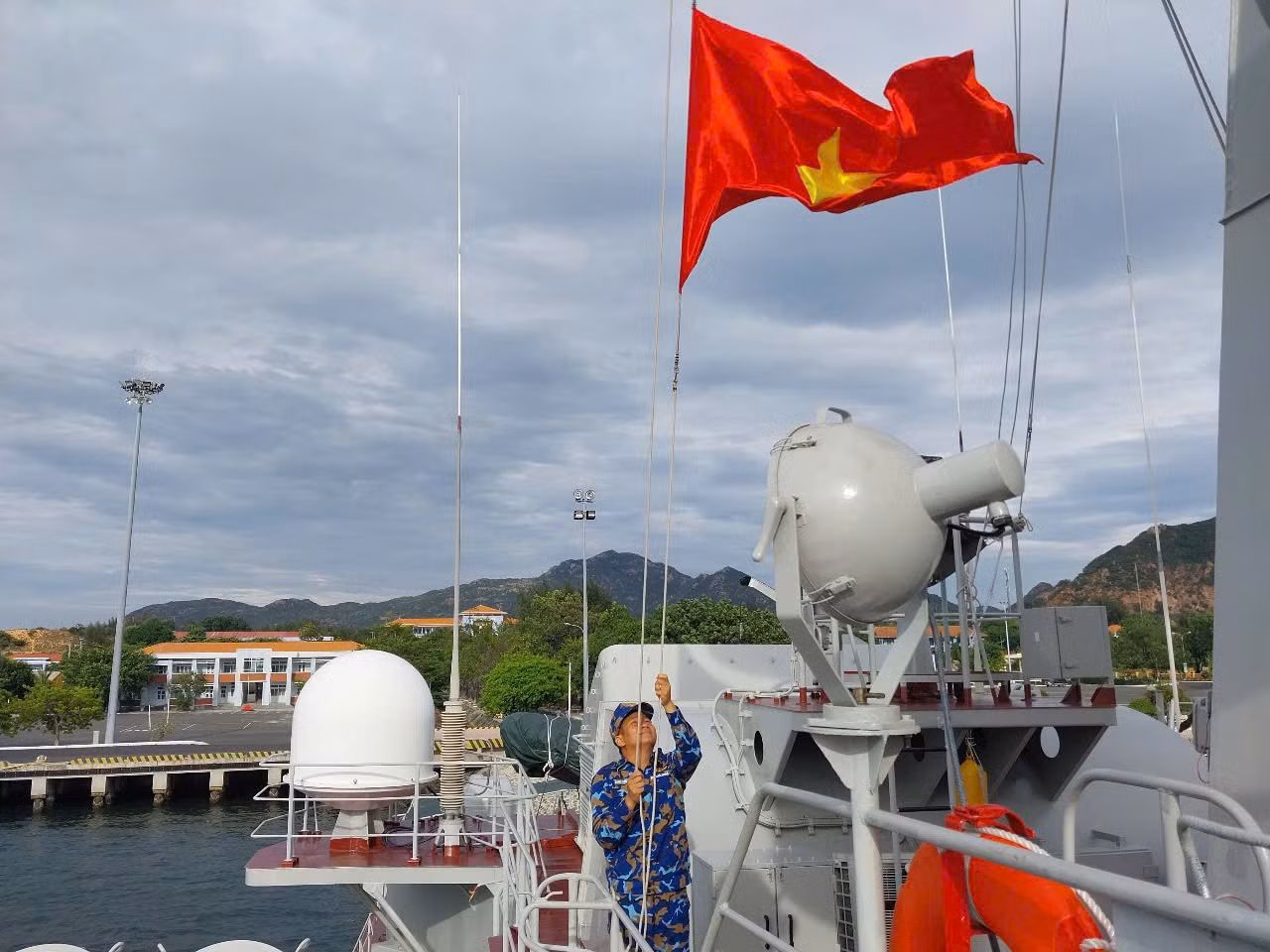 2-thuc-hien-noi-dung-treo-quoc-ky-tren-tau-hai-quan.jpg