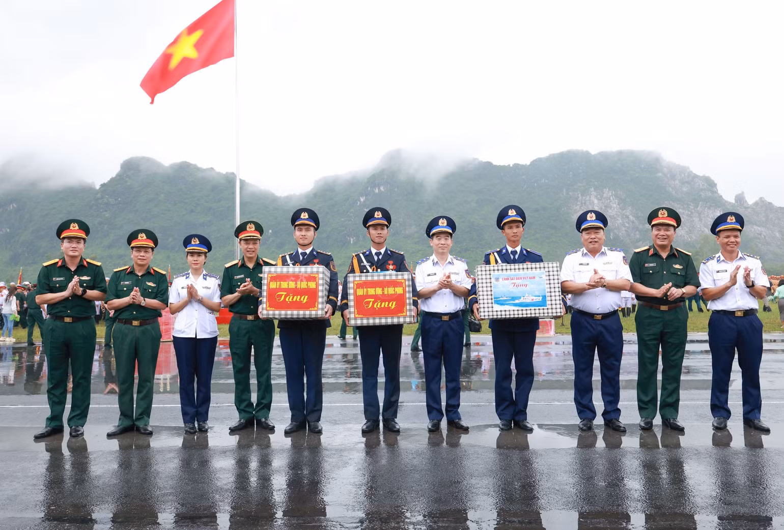 thu-truong-bo-tu-lenh-canh-sat-bien-tang-qua-cac-luc-luong-dai-dien-canh-sat-bien-viet-nam-thuc-hien-nhiem-vu-a80.jpg
