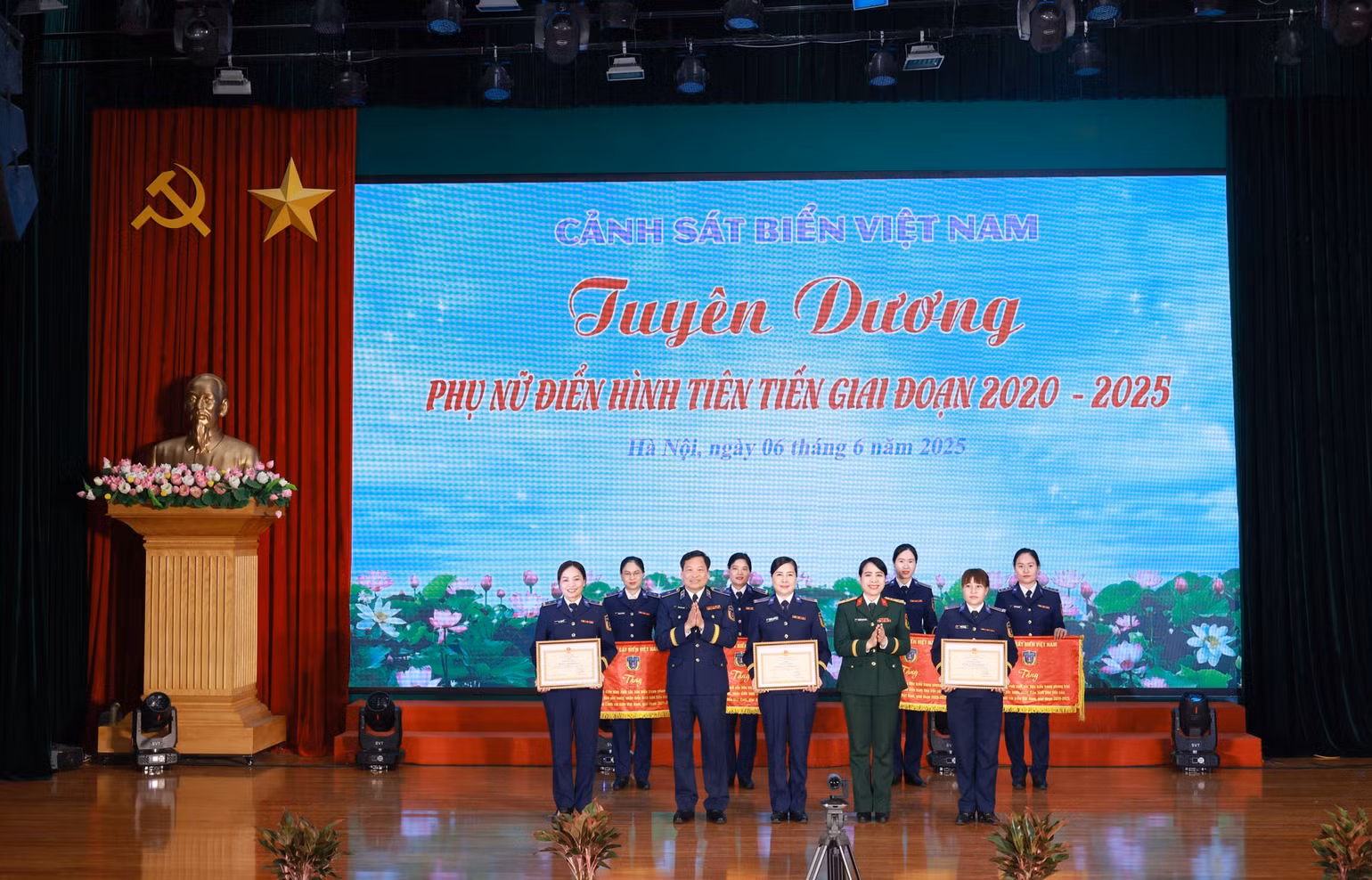 tang-bang-khen-cac-tap-the-dien-hinh-tien-tien.jpg