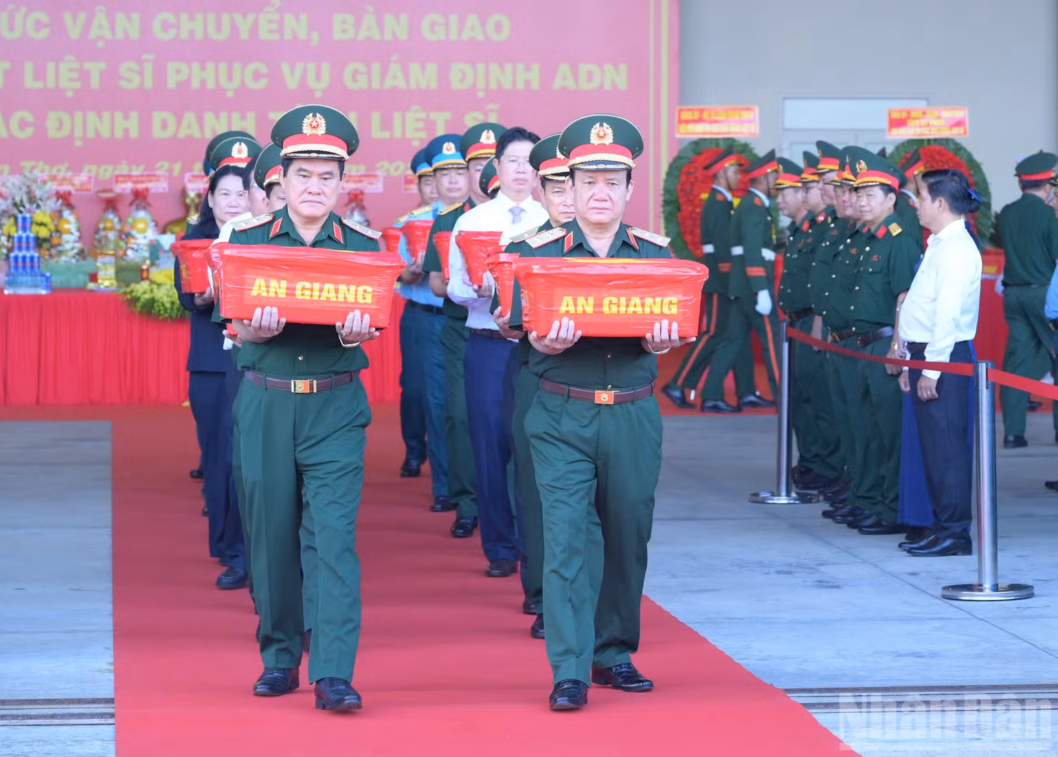 Thủ trưởng Tư lệnh Quân khu đưa mẫu sinh phẩm hài cốt liệt sĩ lên máy bay.