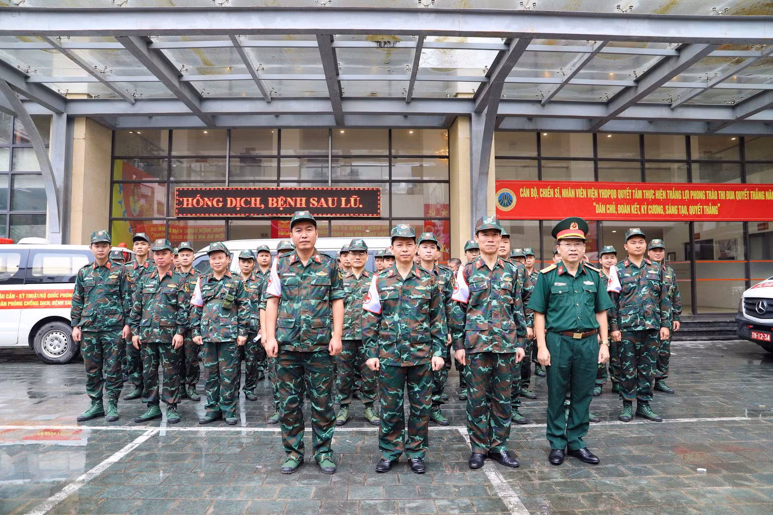 xuat-quan-ho-tro-nguoi-dan-sau-lu-8.jpg