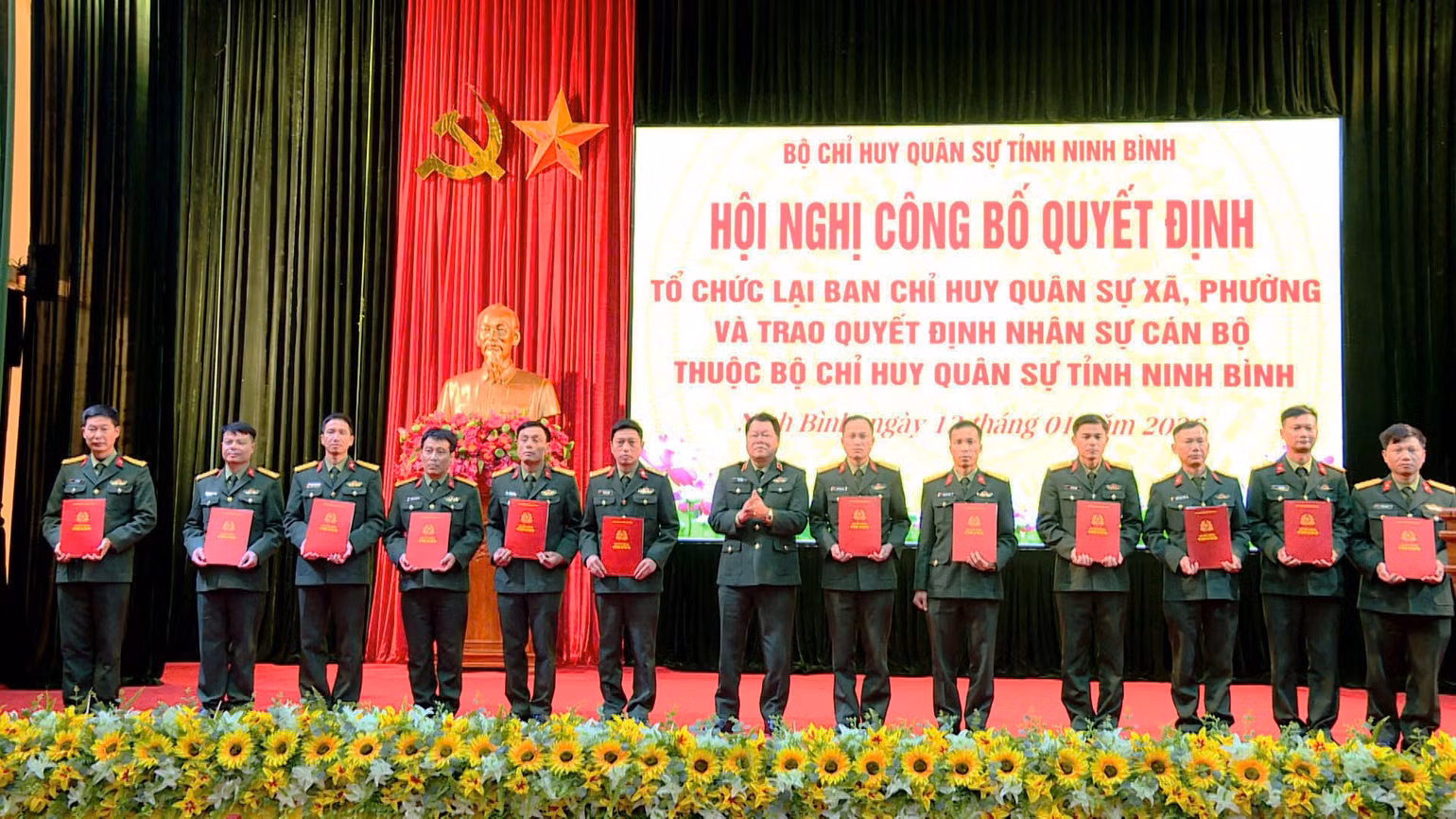 thieu-tuong-ha-tat-dat-pho-tu-lenh-quan-khu-3-trao-quyet-dinh-bo-nhiem-chi-huy-truong-ban-chqs-cac-xa-phuong-thuoc-bo-chqs-tinh-ninh-binh.jpg