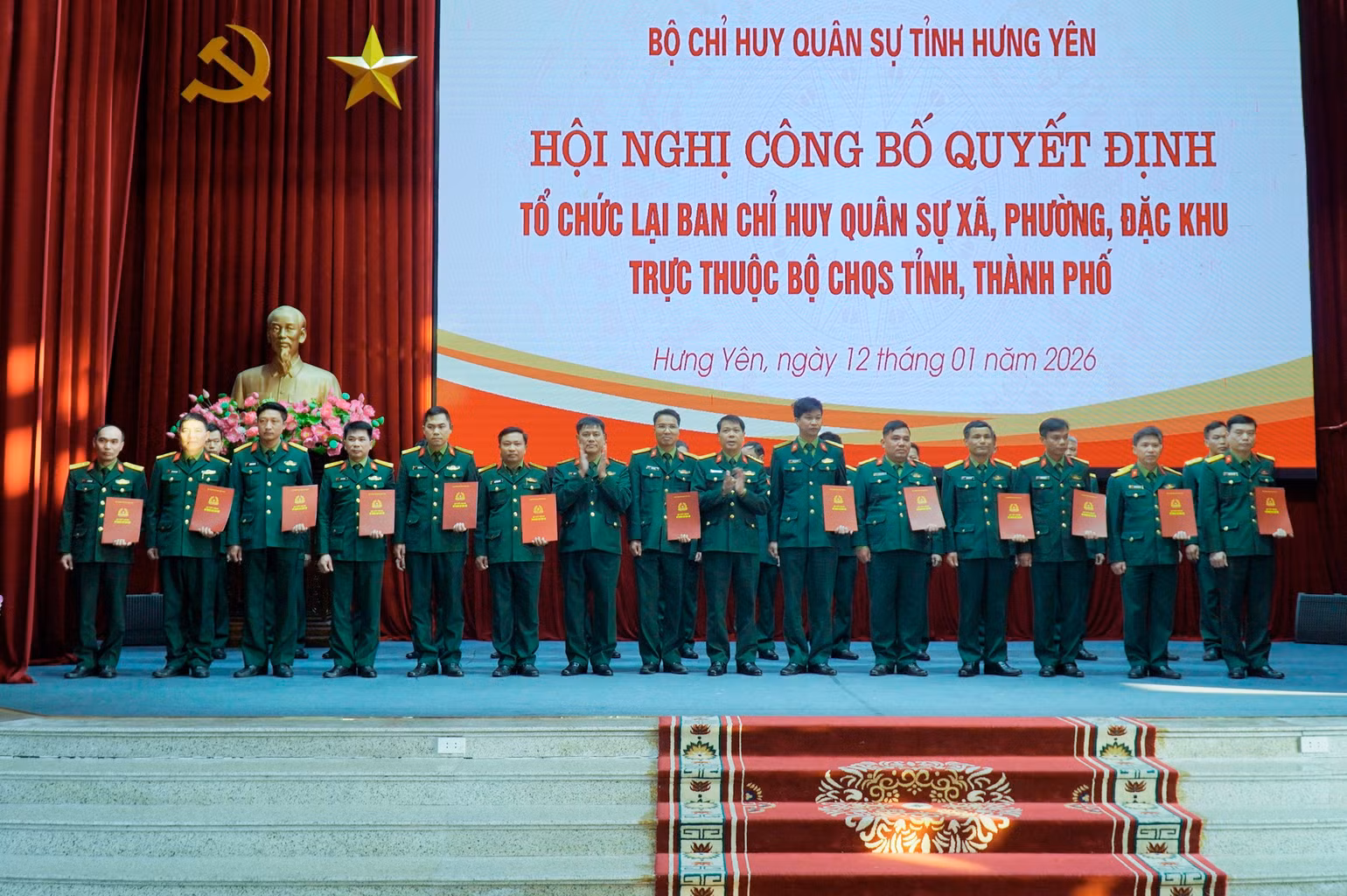 lanh-dao-bo-chqs-tinh-hung-yen-trao-quyet-dinh-bo-nhiem-chi-huy-truong-ban-chqs-cac-xa-phuong.jpg