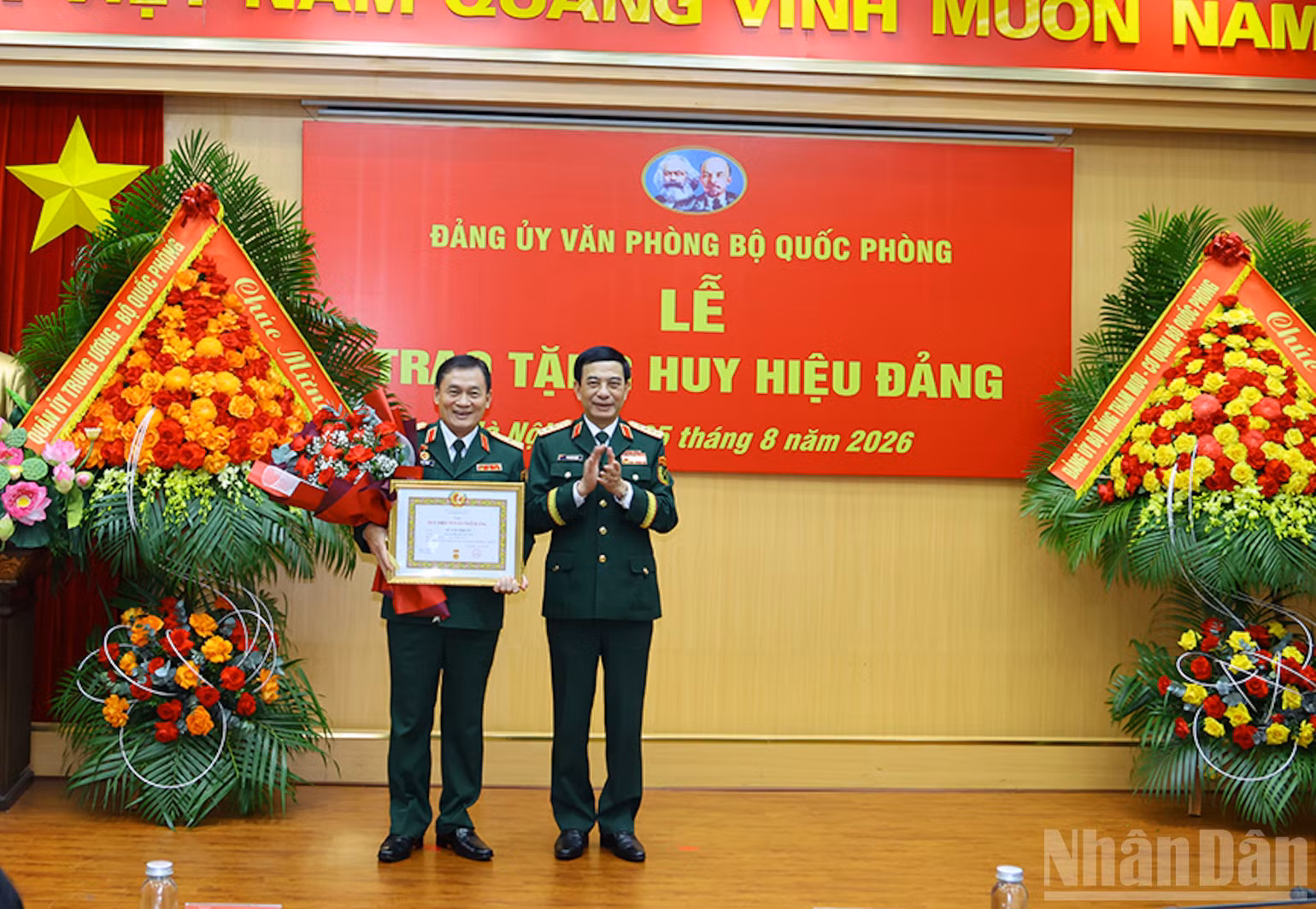 ndo_br_trao-hh-dang-02.jpg
