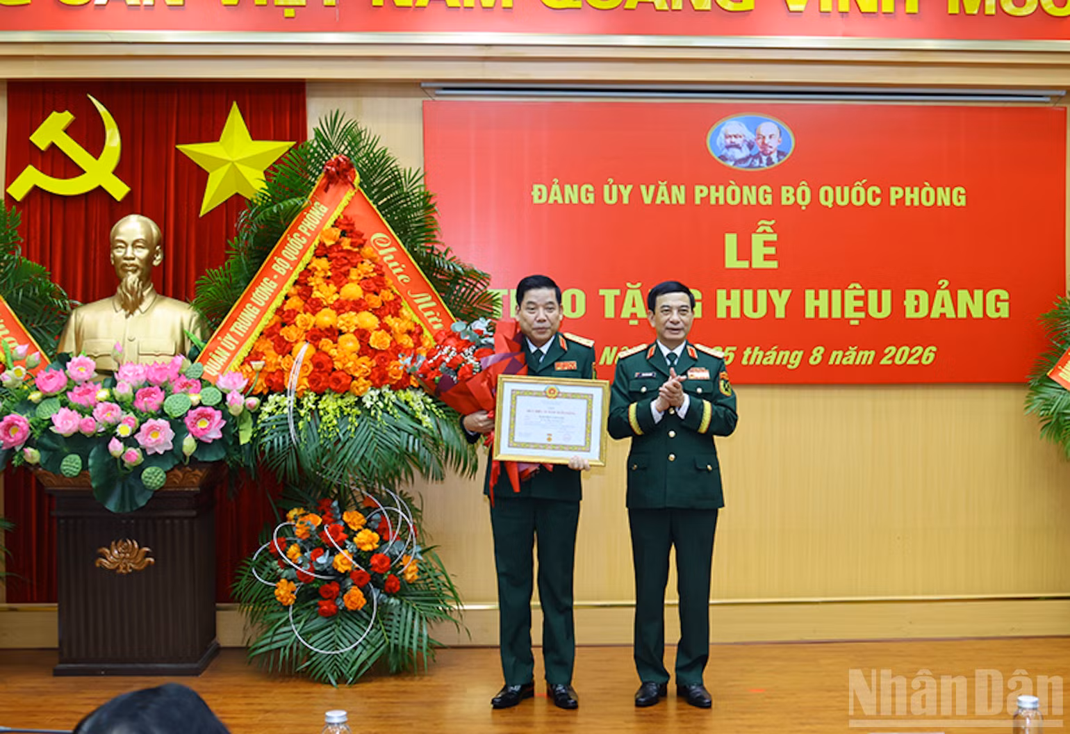 ndo_br_trao-hh-dang-01.jpg