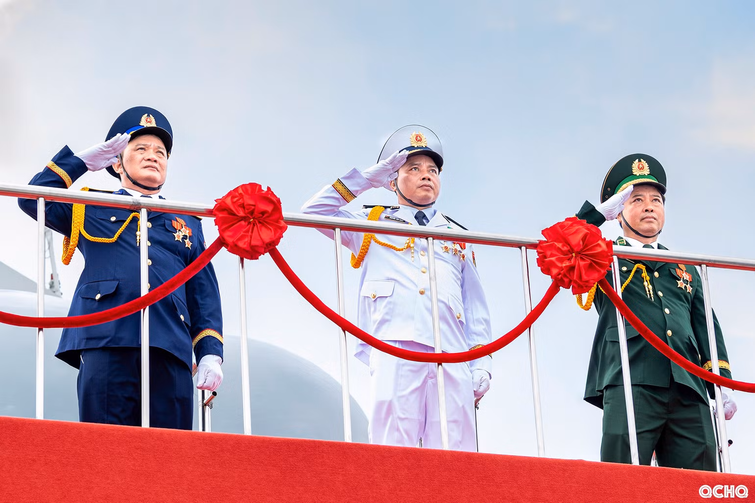 chuan-do-doc-nguyen-van-bach-pho-tu-lenh-tmt-hai-quan-cung-thu-truong-bo-doi-bien-phong-va-canh-sat-bien-duyet-doi-hinh-tau-dieu-binh-tren-bien.jpg