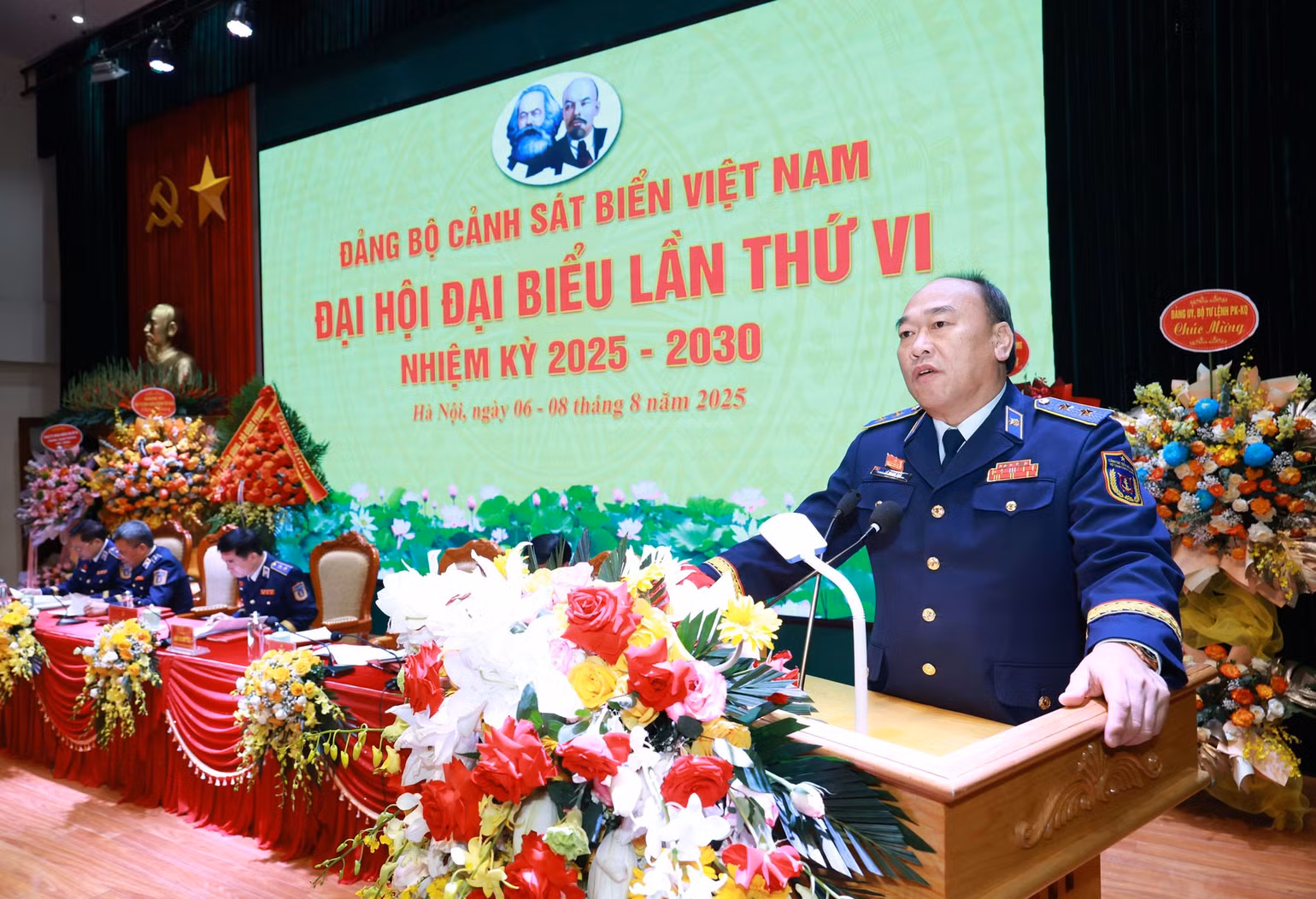 trung-tuong-le-quang-dao-tu-lenh-canh-sat-bien-viet-nam-dieu-hanh-thao-luan-van-kien-trung-uong.jpg