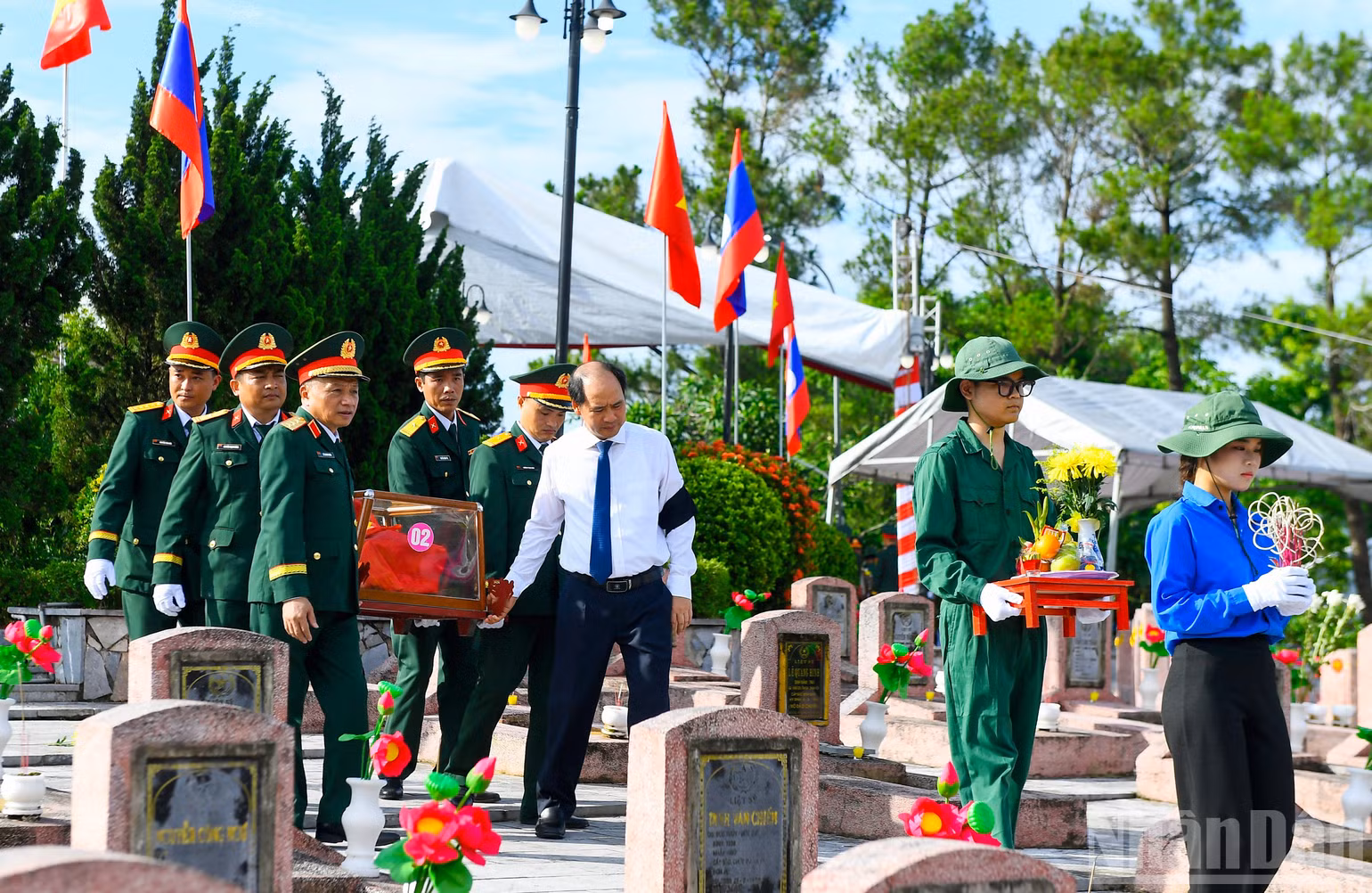 ndo_br_quy-tap-hai-cot-liet-si-2057.jpg