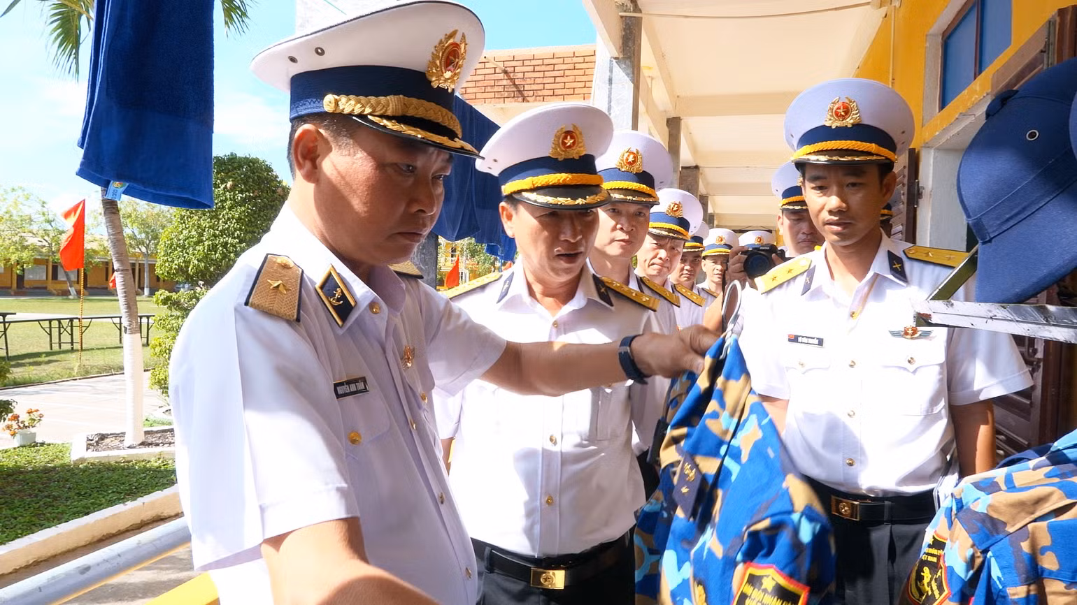 chuan-do-doc-nguyen-anh-tuan-tu-lenh-vung-4-hai-quan-tham-dong-vien-chien-si-moi-lu-doan-957.jpg