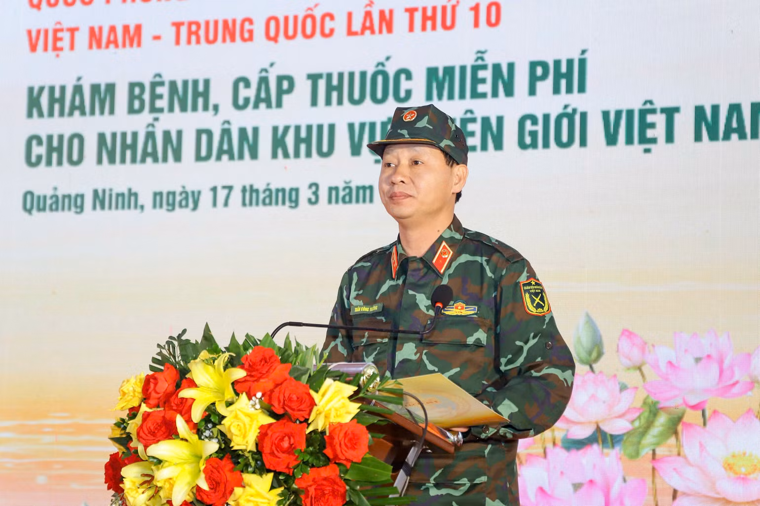 kham-chua-benh-cho-nguoi-dan-3.jpg